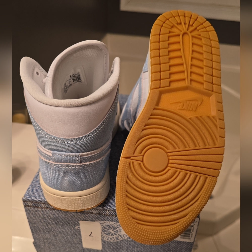 Jordan Air 1 Mid SE in White and Blue - Picture 3 of 4